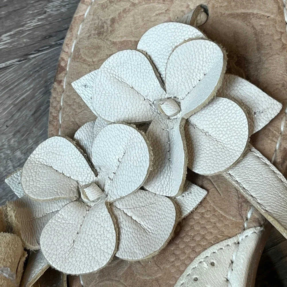 BOC Born Concept Womens White Leather Floral Applique Thong Wedge Sandals 9 40.5